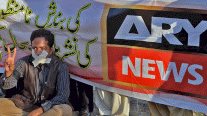 السلطات الباكستانية تحظر بث قناة تلفزيونية معارضة