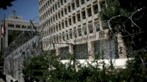 لبنان: مسلح يحتجز موظفي مصرف في بيروت مطالبًا بأمواله