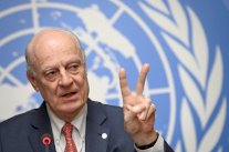 الجزائر تدعو إلى استئناف 