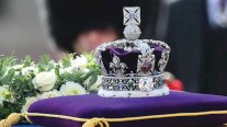 تاج الإمبراطورية يتوج نعش الملكة إليزابيث الثانية
