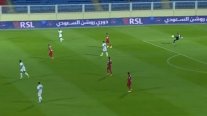 حارس مرمى بالدوري السعودي يسجل هدفاً أسطورياً