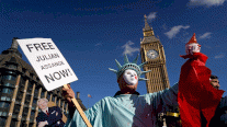 بريطانيا: مناصرو أسانج يطوقون البرلمان مطالبين بإطلاق سراحه