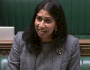 استقالةٌ مُفاجِئة لوزيرة الداخلية البريطانية