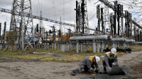 عمّال محطة الطاقة يجهدون للحفاظ على إمدادات الكهرباء في أوكرانيا