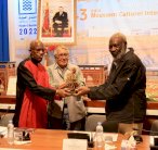 الشاعر الكاميروني بول داكيو يتسلم جائزة