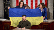 زيلينسكي يقدّم للكونغرس الأميركي علماً أوكرانياً من أرض المعركة