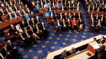 أعضاء الكونغرس الأميركي يصفّقون وقوفاً لزيلينسكي
