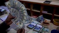 تباطؤ الاقتصاد الباكستاني بسبب تراجع احتياطي الدولار