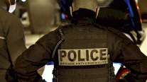  فرنسا: شابٌ يدخل مخفراً ويخرج حاملاً مسدساً ببزة الشرطة