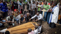 أوغندا: عائلاتٌ تدفن أبناءها وأخرى تعيش انتظارًا مؤلمًا للمفقودين