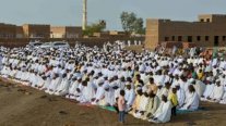 سودانيون يصلّون للسلام في أول أيام عيد الأضحى