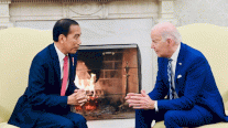 الرئيس الأندونيسي يطالب بايدن بالضغط لوقف