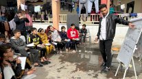 معلم لغة إنكليزية يبادر إلى تدريس أطفال نازحين في قطاع غزة