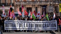 معارضو قانون الهجرة في فرنسا يتظاهرون في محاولة أخيرة لمنع صدوره