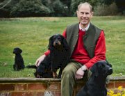 عاهل بريطانيا يوشّح شقيقه بأعلى وسام سكوتلندي