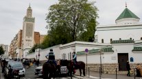 مسجد باريس يتدخل بعد حادثة المدير الذي تشاجر مع طالبة لنزع حجابها