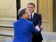 الرئيس ايمانويل ماكرون يوشح الفنان التشكيلي المغربي قطبي بوسام رفيع