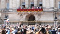الجمهور لأول مرة في شرفة قصر باكنغهام 
