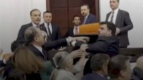 بالفيديو: شجار عنيف في البرلمان التركي.. ودماء تلطخ الأرض