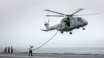 هبوط اضطراري لمروحية بريطانية في مناورة بحرية