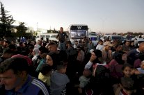 اللاجئون السوريون ما بين الشوكة والسكين