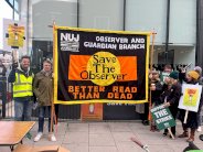 صحافيو(الغارديان) البريطانية وشقيقتها يضربون