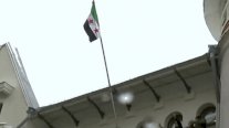 السفارة السورية بموسكو ترفع العلم السوري الجديد