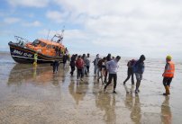 بريطانيا تُبعد 13460 مهاجراً منذ يوليو 