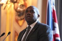 بريطانيا: لا لتهجير الفلسطينيين والحل بـ(الدولتين)