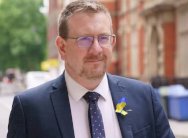 طرد وزير بريطاني من منصبه