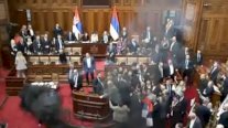 قنابل دخان وغاز الدموع داخل قاعة البرلمان.. ماذا يحدث في صربيا؟ (فيديو)