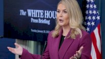 بالفيديو.. المتحدثة باسم البيت الأبيض تتشاجر مع مراسل