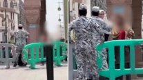 شاهد.. معتمرة تصفع رجل أمن في الحرم النبوي ليرد بصفعتين