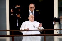 بابا الفاتيكان يغادر المستشفى