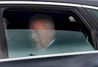 عاهل بريطانيا يظهر علانية للجمهور 