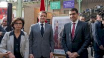بالصور.. الرئيس الفرنسي يزور الجناح المغربي بمعرض الكتاب بباريس