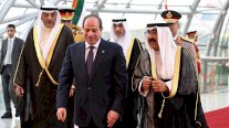شاهد.. رد فعل الرئيس المصري حينما استقبله أمير الكويت بـ