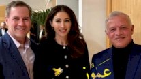 من هي الأمريكية من أصول أردنية التي تناول معها الملك عبد الله طعام العشاء؟