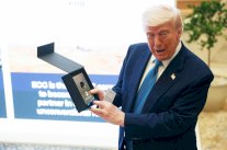 الإمارات تودع ترامب بـ(نقطة نفط)