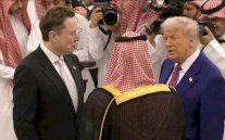 من المصافحة إلى الرمزية: ماسك وألتمان في قصر اليمامة إلى جانب ترامب