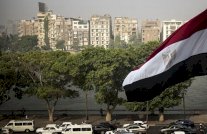 شاهد.. وزير مصري يقيل مسؤولًا تغيّب عن توقيع بروتوكول رسمي على الهواء 