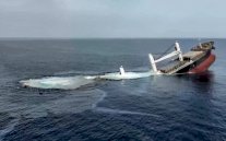 حرب السفن تعود إلى البحر الأحمر: هجمات حوثية تُغرق سفنًا وتثير إنذارًا بيئيًا