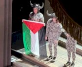 رفع العلم الفلسطيني في دار الأوبرا الملكية يثير عراكا
