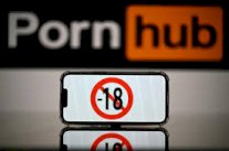 مواقع بريطانيا الإباحية تبدأ مهمات التحقق من العمر 