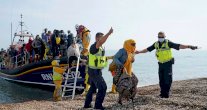 بريطانيا تبدا إعادة المهاجرين غير الشرعيين إلى فرنسا