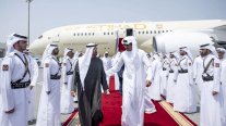 محمد بن زايد أول الواصلين إلى الدوحة