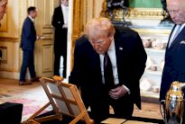 هذا ما تبادله الملك والملكة من هدايا مع ترامب وميلانيا