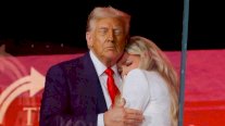 ترامب يحتضن أرملة تشارلي كيرك ويؤكد