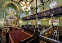 في بريطانيا: المساجد 1,884 ومعابد اليهود 454