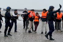 الشرطة الفرنسية تطارد مهاجرين بـ